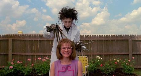 Edward (Johnny Depp) gives Peg Boggs (Dianne Wiest) a haircut