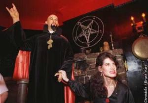 Obama makes devil’s horns hand-sign in Turkey Anton LaVey, founder of Church of Satan, makes devil's horns sign
