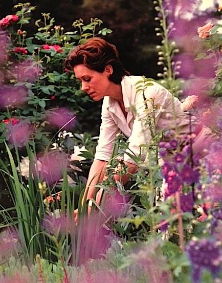 At Home In the Garden - Carolyne Roehm