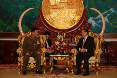 Gen. Pak Yong Sik (left) meets with Lao President Choummaly Sayasone [right] in Vientiane on November 22, 2015 (Photo: KPL).