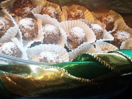 Yummy Little Treats With a Holiday Flair {Raw Energy} rawsnowballtreats