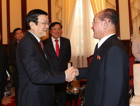 Vietnamese President Trương Tấn Sang sharks hands with Jang Pyong Gyu, Director of the DPRK Supreme Prosecutor's Office, in Hanoi on December 2, 2015 (Photo: VNA).