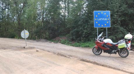 Carretera en obras entre Estonia y Letonia