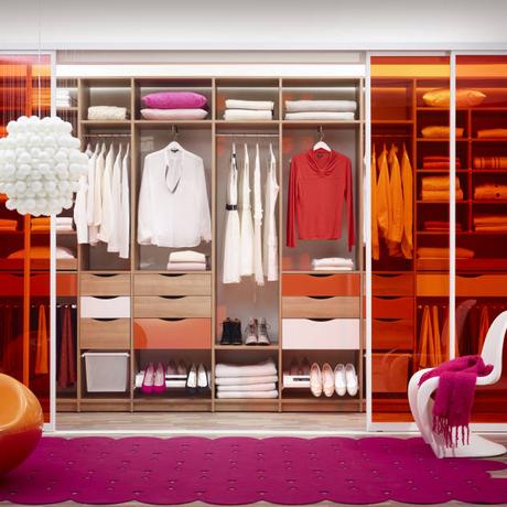 Inspirations and Ideas | Walk-in Closet „Warme Farben unterstreichen meine Persönlichkeit. Das gilt auch in meinem Zuhause.“ : Dressing room by Elfa Deutschland GmbH