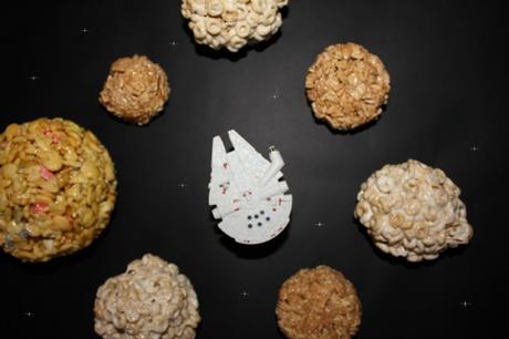 Create your own Star Wars™ galaxy made out of cereal balls! These treats are so perfect for a Star Wars™ party, movie-watching marathon or even a science lesson for your kids! #AwakenYourTastebuds #ad