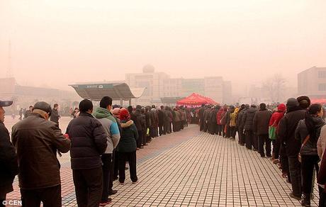 Calendar distribution ~ Chinese braving dangerous smog stand in queue