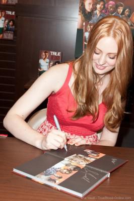 63702452thevault2262011111609PM The Vault Exclusive: True Blood Cast Sign Comic Series 1 – “All Together Now”