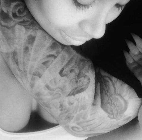 Blac Chyna Gets Rob Kardashian To Take A Pic Embedded image permalink