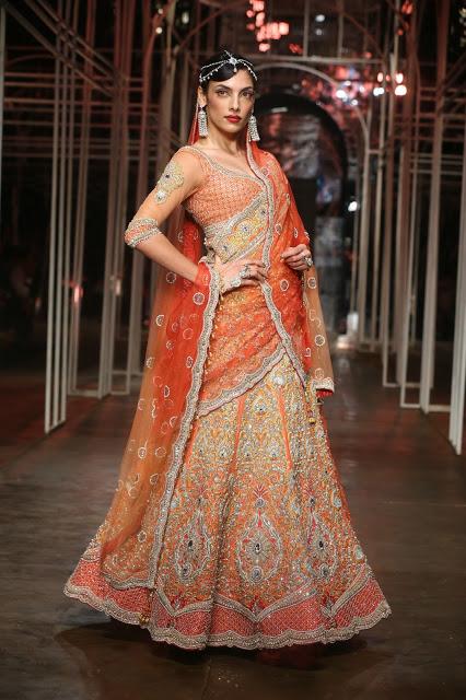 Wear a Sari According to the Party, Occasion or Event Wear a Sari According to the Party, Occasion or Event