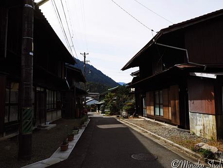 ”七曲がり”の宿、木曽野尻宿 / Kiso-Nojiri-juku, stands along the winding path.