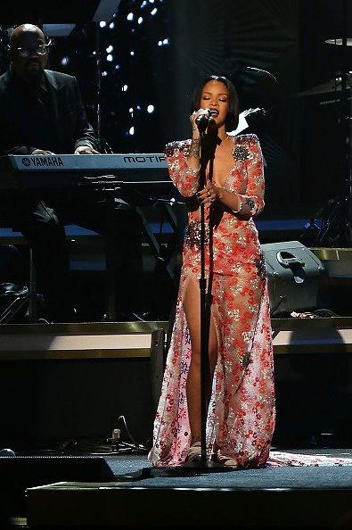 Rihanna Performs Lionel Richie’s Songs “Say You, Say Me” Rihanna Performs Lionel Richie’s Songs “Say You, Say Me”