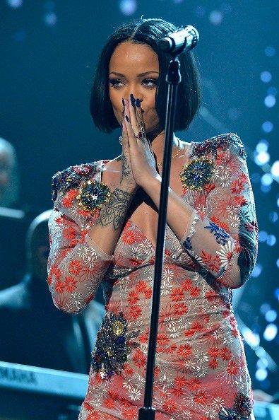 Rihanna Performs Lionel Richie’s Songs “Say You, Say Me” Rihanna Performs Lionel Richie’s Songs “Say You, Say Me”