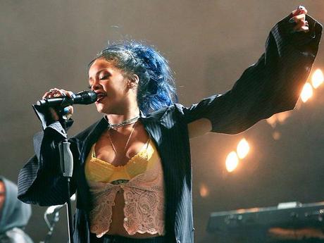 Rihanna Postpones ‘Anti World Tour’ 😩😩😩 Rihanna Postpones ‘Anti World Tour’ 😩😩😩