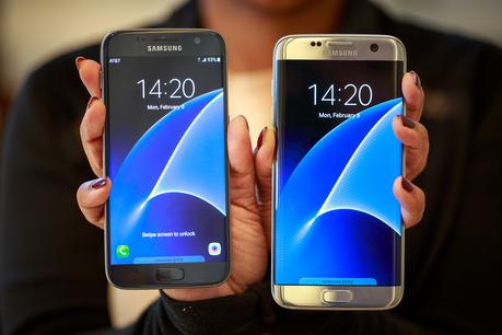 Black Samsung Galaxy S7 and gold Samsung Galaxy S7 Edge