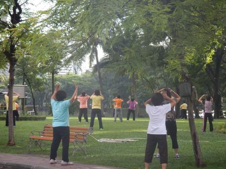 tai chi takes place throughout Lumpini Park