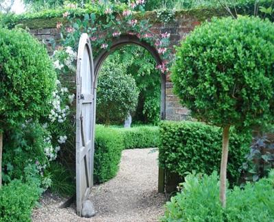 Simple Suggestions For Creating A Private Garden Sanctuary simple private garden sanctuary