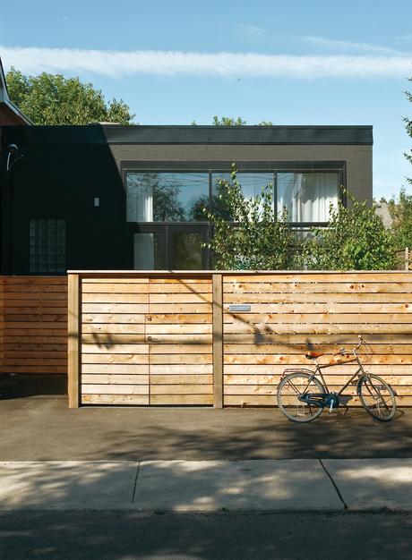 Cedar fence in Toronto, Ontario Cedar fence in Toronto, Ontario
