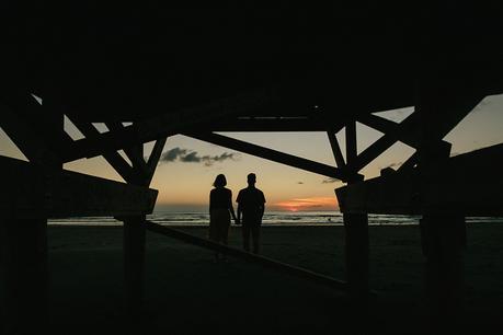 When photographers get engaged! A gorgeous beachfront engagement with Lato Photography