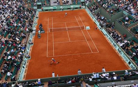 Spain's David Ferrer (back ) hits a return to Britain's Andy Murray during their men's quarterfinal tennis match of the French Open tennis tournament at the Roland Garros stadium, on June 6, 2012 in Paris.  AFP PHOTO / JACQUES DEMARTHON