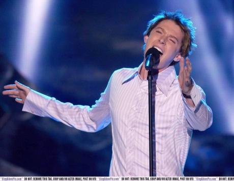 Clay Aiken belting it out to the rafters
