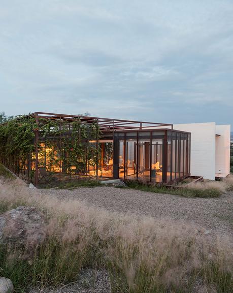 Two studios flanks a central volume at this home in Mexico 
