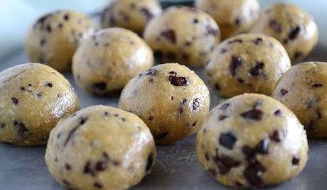 Paleo Dessert Recipes: Chocolate Chip Cookie Dough Paleo Dessert Recipes Raw Cookie Dough Featured Image
