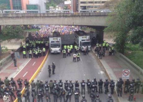 Apocalyptic Venezuela: 5,000 loot supermarket; president declares state-of-emergency Caracas on May 13, 2016