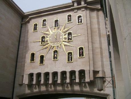 Clock Carillon du Mont, Palace of Dynasty