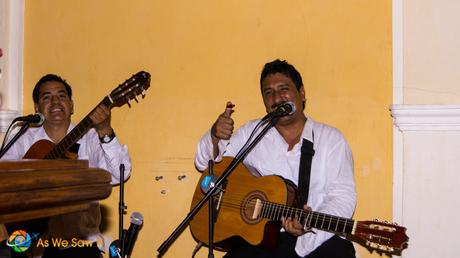 Many restaurants have local entertainment for their guests in Cartagena.