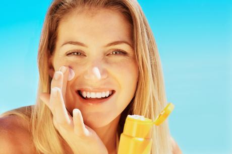 Simple and Useful Tips to Look Beautiful Without Makeup Applying Sunscreen