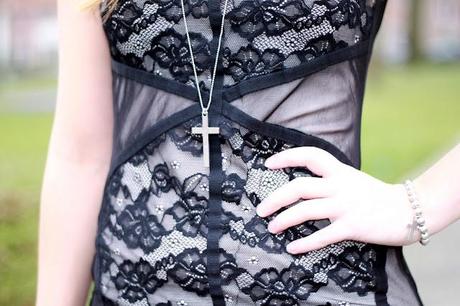 Outfit: Crosses & Lace