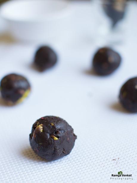chocolate pistachio fudge balls - easy party ideas