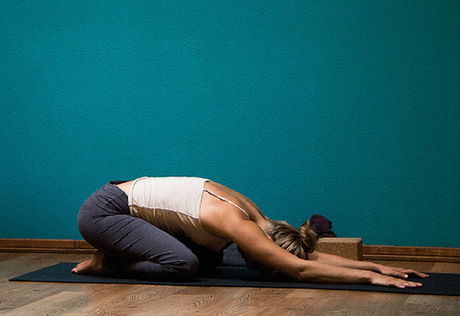 10 Relaxing Yoga Poses for Busy Moms