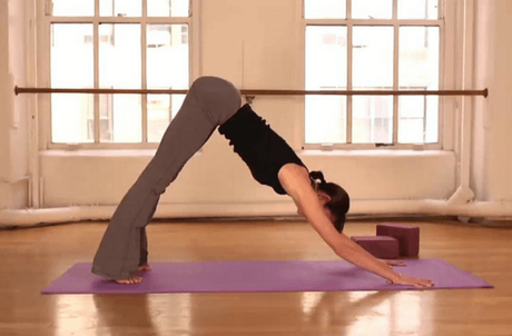 10 Relaxing Yoga Poses for Busy Moms
