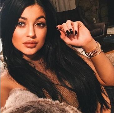 How Does Kylie Jenner Get Her Eyelashes So Long - Megha Shop
