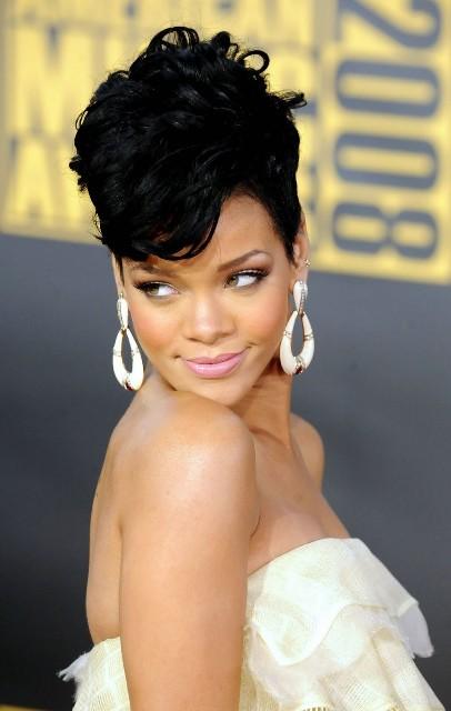 Trendy and Quirky Pictures of Rihanna’s Short Hairstyles Pixie Cut with Waves Hairstyles