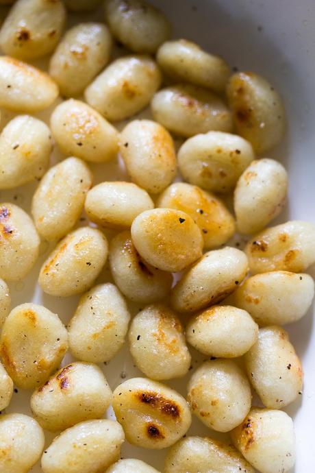 Caprese Chicken Gnocchi Skillet This summery Caprese Chicken Gnocchi Skillet cooks in 30 minutes using one pot, making it a perfect weeknight dinner!