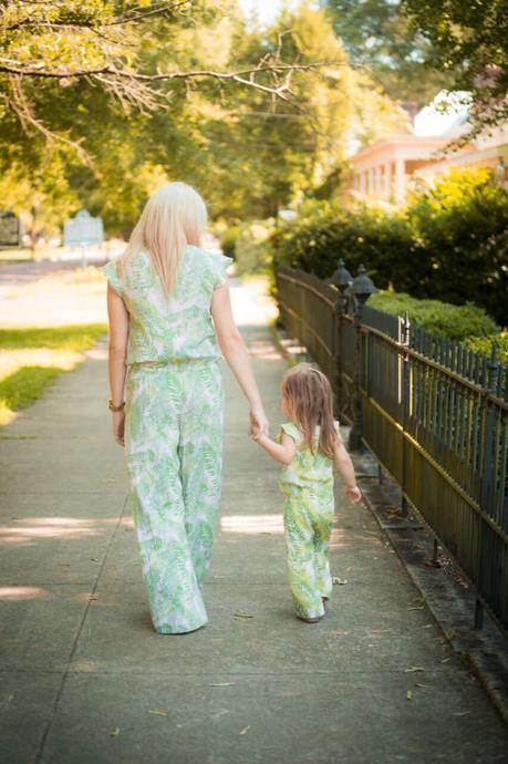 Mommy and me fashion; where do you buy  matching pieces? How do you find things that work for adults and kids? I've got you covered! Click through to see more mommy and me fashion ideas. 