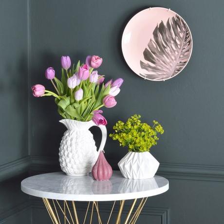Displaying plates on the wall used to feel quite dated, but it still holds up as a great way to decorate a wall and these pink palm leaf plates, with their on trend tropical design, ensures there won’t be anything dated about these beauties adorning your wall. 