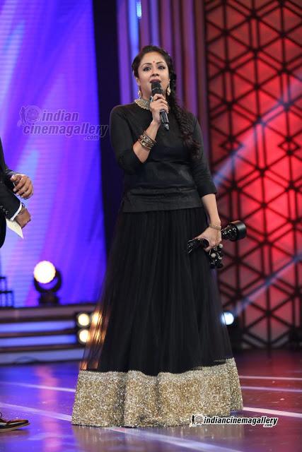 Filmfare-Awards-South 2016-actress-red-carpet-jyothika