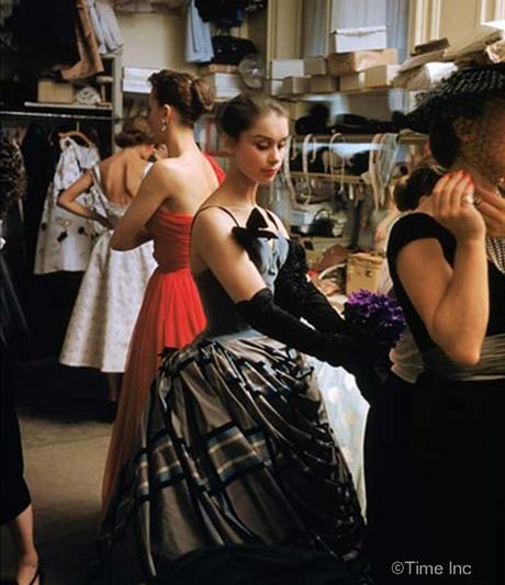 Balmain-1954--Backstage-Photos-of-1954-Paris-Fall-Collection---Mark-Shaw Balmain-1954--Backstage-Photos-of-1954-Paris-Fall-Collection---Mark-Shaw2