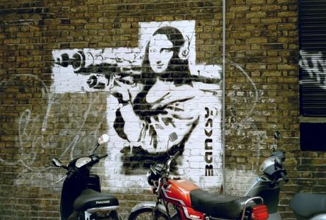 Mona-lisa con bazoka por Banksy