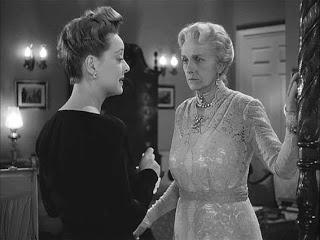 Charlotte Vale (Bette Davis ) confronts her domineering mother (Gladys Cooper)