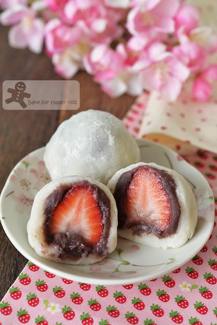 strawberry daifuku mochi