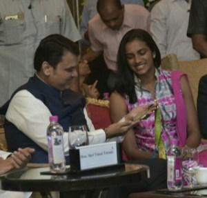 PV Sindhu showing her silver during felicitation by Maharashtra