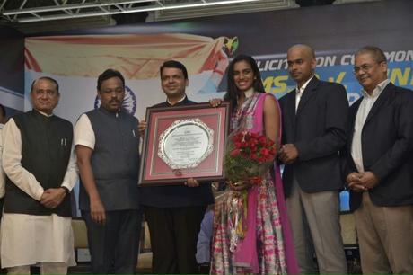 PV Sindhu showing her silver during felicitation by Maharashtra