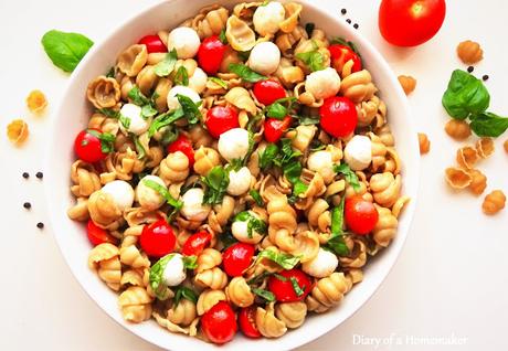 pasta-caprese -salad-summer-recipe-alfresco-dining-easy-healthy-mozzarella-balls-basil-grlic-balsamic-vinegar-black-pepper-olive-oil-Italian-recipes-