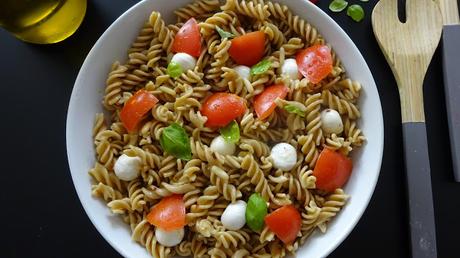 pasta-caprese -salad-summer-recipe-alfresco-dining-easy-healthy-mozzarella-balls-basil-garlic-balsamic-vinegar-black-pepper-olive-oil-Italian-recipes-