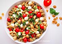 pasta-caprese -salad-summer-recipe-alfresco-dining-easy-healthy-mozzarella-balls-basil-garlic-balsamic-vinegar-black-pepper-olive-oil-Italian-recipes-