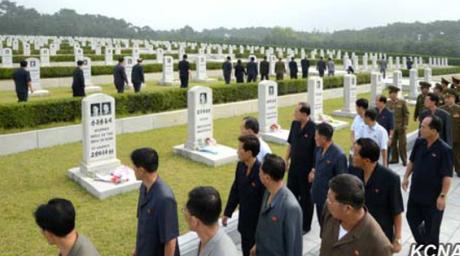 Pyongyangites visit the Patriotic Martyrs' and Volunteers' Heroes Cemetery in suburban Pyongyang on September 15, 2016 (Photo: KCNA).